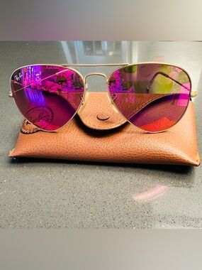 Ray-Ban RB3025 Gold Frame Aviator Sunglasses with Cyclamen Pink Lenses